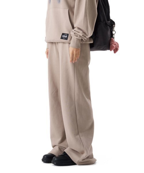 IUGAMAKARAS(イウガマカラス)の「Studded Sweatpants (Beige)(スウェットパンツ・レディース・その他・1/2)」の2枚目の写真