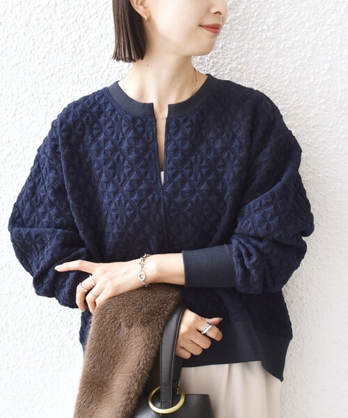 SHIPS（シップス）の「【WEB限定】〈手洗い可能〉キルティング ジャカード キーネック プルオーバー（Tシャツ/カットソー・レディース・オフホワイト/グレー/ネイビー・ONE SIZE）」の3枚目の写真