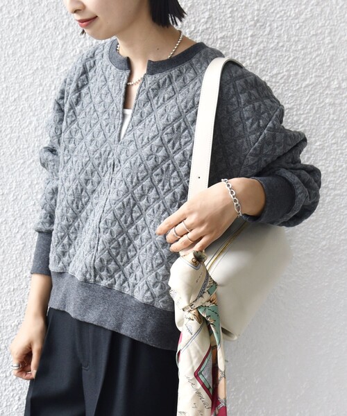 SHIPS（シップス）の「【WEB限定】〈手洗い可能〉キルティング ジャカード キーネック プルオーバー（Tシャツ/カットソー・レディース・オフホワイト/グレー/ネイビー・ONE SIZE）」の2枚目の写真