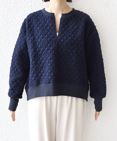 SHIPS（シップス）の「【WEB限定】〈手洗い可能〉キルティング ジャカード キーネック プルオーバー（Tシャツ/カットソー・レディース・オフホワイト/グレー/ネイビー・ONE SIZE）」の6枚目の写真