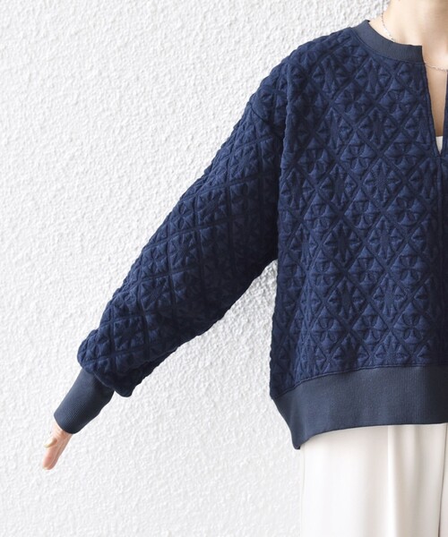 SHIPS（シップス）の「【WEB限定】〈手洗い可能〉キルティング ジャカード キーネック プルオーバー（Tシャツ/カットソー・レディース・オフホワイト/グレー/ネイビー・ONE SIZE）」の9枚目の写真