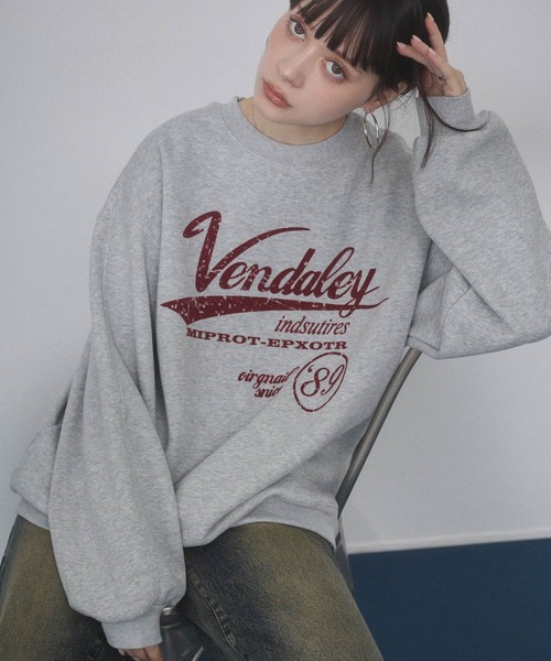 ENVYM（アンビー）の「ヴィンテージプリントオーバーサイズスウェット（スウェット・レディース・グレー/レッド/ブラウン/ブラック・FREE）」の2枚目の写真