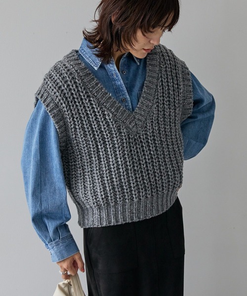 AMERICAN HOLIC（アメリカンホリック）の「ローゲージVネックニットベスト（ベスト・レディース・チャコールグレー/ブルー/ベージュ・FREE）」の2枚目の写真