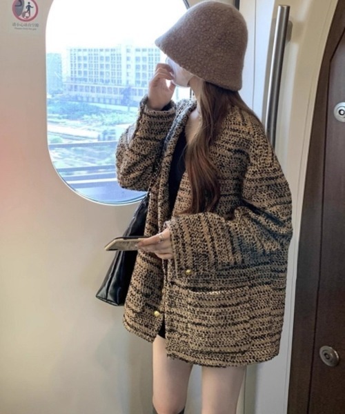 Ritzy(リッツィー)の「チャネル柄の混紡素材 オーバーサイズノーカラージャケット(ノーカラージャケット・レディース・カーキ・M)」の3枚目の写真