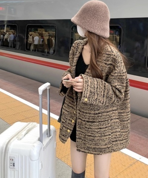 Ritzy(リッツィー)の「チャネル柄の混紡素材 オーバーサイズノーカラージャケット(ノーカラージャケット・レディース・カーキ・M)」の6枚目の写真