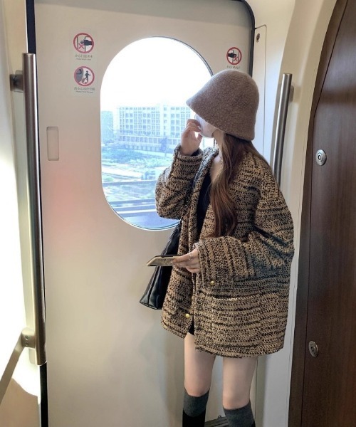 Ritzy(リッツィー)の「チャネル柄の混紡素材 オーバーサイズノーカラージャケット(ノーカラージャケット・レディース・カーキ・M)」の8枚目の写真