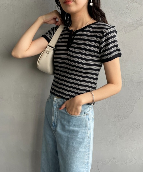 MILLER（ミラー）の「[MILLER/ミラー] 別注 クロップド丈 ボーダーヘンリーネックＴシャツ（Tシャツ/カットソー・レディース・レッド/チャコールグレー/ボルドー/ブラウン/サックスブルー・F）」の2枚目の写真