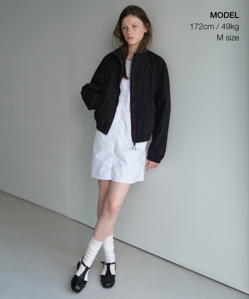 MUSINSA STANDARD WOMAN（ムシンサスタンダードウーマン）の「ウィメンズオーバーサイズハイネックウインドブレーカージャケット[ブラック]（ナイロンジャケット・レディース・その他・SMALL/X-SMALL/LARGE/MEDIUM）」の2枚目の写真