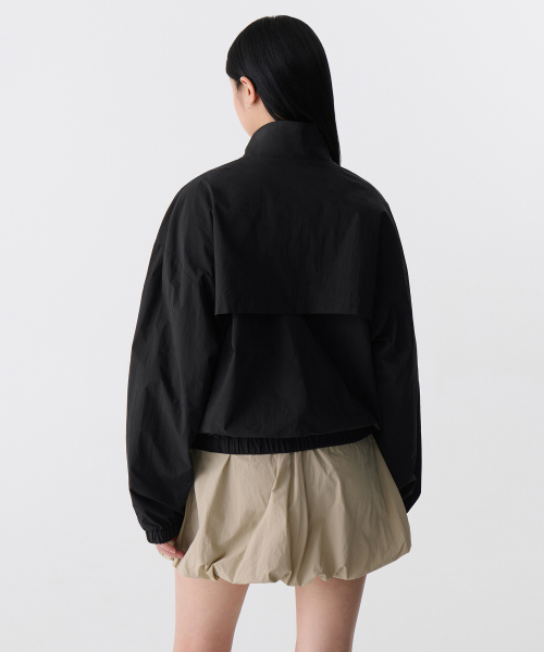 MUSINSA STANDARD WOMAN（ムシンサスタンダードウーマン）の「ウィメンズオーバーサイズハイネックウインドブレーカージャケット[ブラック]（ナイロンジャケット・レディース・その他・SMALL/X-SMALL/LARGE/MEDIUM）」の4枚目の写真