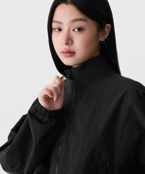 MUSINSA STANDARD WOMAN（ムシンサスタンダードウーマン）の「ウィメンズオーバーサイズハイネックウインドブレーカージャケット[ブラック]（ナイロンジャケット・レディース・その他・SMALL/X-SMALL/LARGE/MEDIUM）」の5枚目の写真