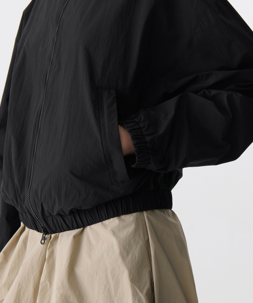 MUSINSA STANDARD WOMAN（ムシンサスタンダードウーマン）の「ウィメンズオーバーサイズハイネックウインドブレーカージャケット[ブラック]（ナイロンジャケット・レディース・その他・SMALL/X-SMALL/LARGE/MEDIUM）」の7枚目の写真