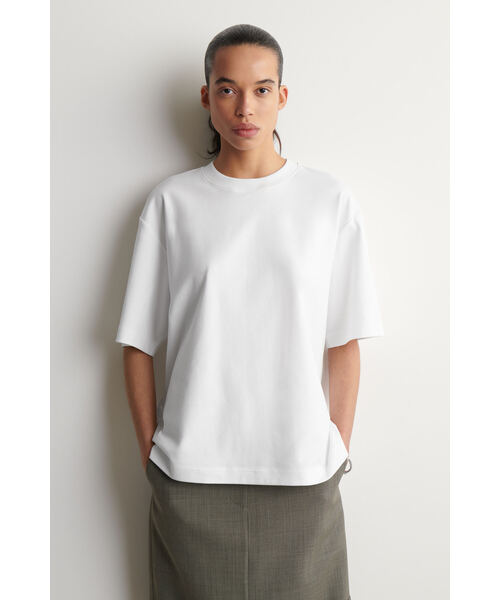 COS（コス）の「オーバーサイズ コットンTシャツ（Tシャツ/カットソー・レディース・ブラック/ホワイト系/ピンク/イエロー・L/S/M/XS/XL）」の2枚目の写真
