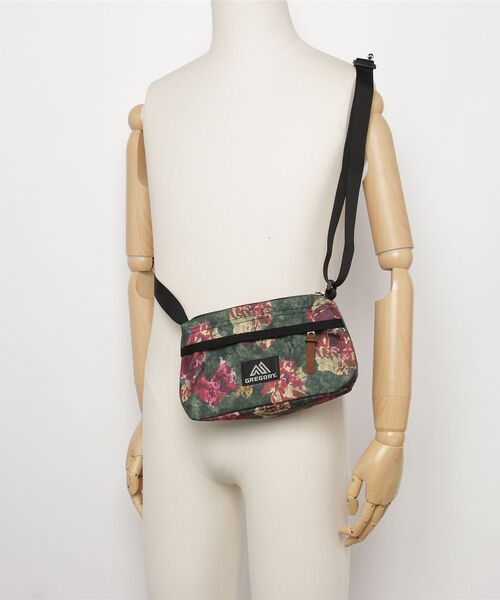 GREGORY（グレゴリー）の「エンベロップショルダー ENVELOPE SHOULDER ボタニカルタペストリー（ショルダーバッグ・メンズ・レッド系その他・ONE SIZE）」の5枚目の写真