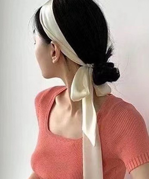 VIBGYOR（ヴィブジョー）の「oshipic/推し活 サテン風 リボン 推しカラー アレンジ ミニスカーフ S0039（バンダナ/スカーフ・レディース・ラベンダー/パープル/ピンク/ホワイト/ベージュ/ネイビー/ブルー系その他/グリーン/ブルー/ダークグリーン/ブラック/グリーン系その他/イエロー/レッド/アイボリー・FREE）」の3枚目の写真