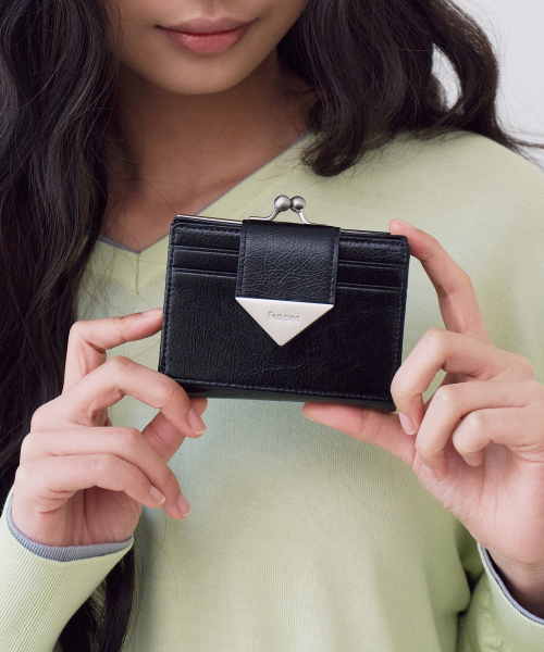 FENNEC(フェネック)の「CRINKLE TRIANGLE FRAME BRIDGE WALLET - BLACK(財布・レディース・その他・FREE)」の1枚目の写真
