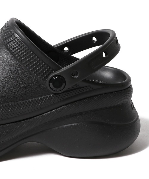crocs(クロックス)の「CROCS / ベイ クロッグ(サンダル・レディース・ブラック/ホワイト・8/7)」の8枚目の写真