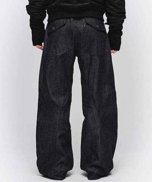 JIEDA(ジエダ)の「ENGINEERED DRAPING FLARE DENIM PANTS(デニムパンツ・メンズ・インディゴブルー/ブラック・2/1)」の7枚目の写真