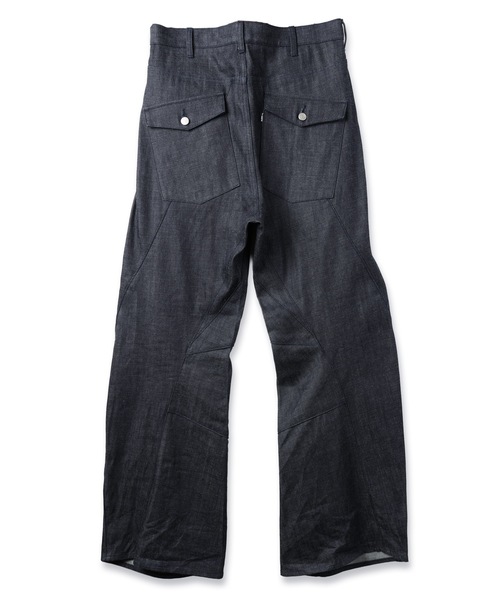 JIEDA(ジエダ)の「ENGINEERED DRAPING FLARE DENIM PANTS(デニムパンツ・メンズ・インディゴブルー/ブラック・2/1)」の14枚目の写真