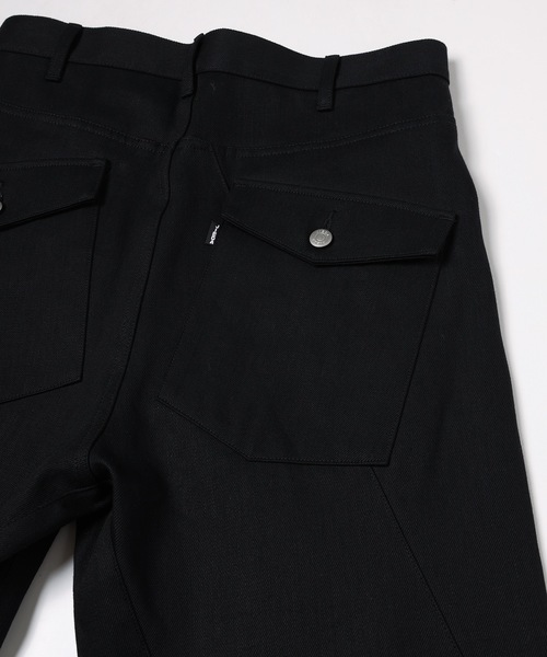 JIEDA(ジエダ)の「ENGINEERED DRAPING FLARE DENIM PANTS(デニムパンツ・メンズ・インディゴブルー/ブラック・2/1)」の16枚目の写真