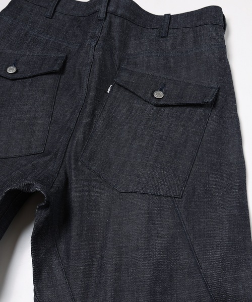JIEDA(ジエダ)の「ENGINEERED DRAPING FLARE DENIM PANTS(デニムパンツ・メンズ・インディゴブルー/ブラック・2/1)」の20枚目の写真
