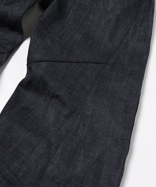 JIEDA(ジエダ)の「ENGINEERED DRAPING FLARE DENIM PANTS(デニムパンツ・メンズ・インディゴブルー/ブラック・2/1)」の21枚目の写真