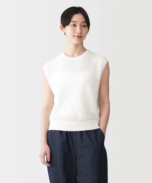 無印良品(ムジルシリョウヒン)の「婦人 強撚透かし編みノースリーブセーター(ニット/セーター・レディース・ダークグレー/サンドベージュ/ブラック/オフホワイト・S/M/L/XL)」の1枚目の写真