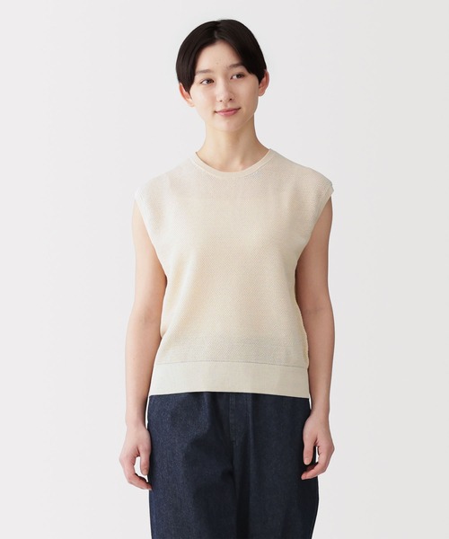 無印良品(ムジルシリョウヒン)の「婦人 強撚透かし編みノースリーブセーター(ニット/セーター・レディース・ダークグレー/サンドベージュ/ブラック/オフホワイト・S/M/L/XL)」の4枚目の写真