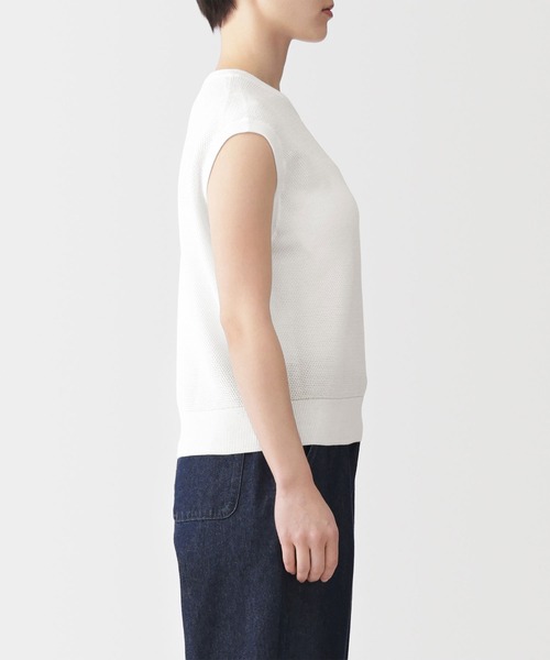 無印良品(ムジルシリョウヒン)の「婦人 強撚透かし編みノースリーブセーター(ニット/セーター・レディース・ダークグレー/サンドベージュ/ブラック/オフホワイト・S/M/L/XL)」の6枚目の写真