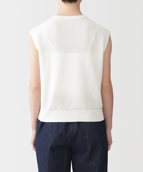 無印良品(ムジルシリョウヒン)の「婦人 強撚透かし編みノースリーブセーター(ニット/セーター・レディース・ダークグレー/サンドベージュ/ブラック/オフホワイト・S/M/L/XL)」の7枚目の写真