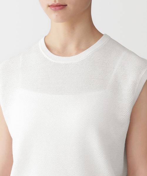 無印良品(ムジルシリョウヒン)の「婦人 強撚透かし編みノースリーブセーター(ニット/セーター・レディース・ダークグレー/サンドベージュ/ブラック/オフホワイト・S/M/L/XL)」の8枚目の写真