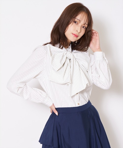 AND COUTURE（アンドクチュール）の「バタフライリボンストライプブラウス（シャツ/ブラウス・レディース・ホワイト系その他/グリーン系その他/ブルー系その他/イエロー系その他・FREE）」の2枚目の写真
