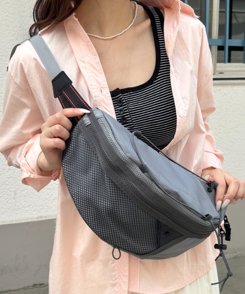 CLEA(クレア)の「メッシュボディバッグ(ボディバッグ/ウエストポーチ・レディース・グレー/ライトグレー/カーキ/ブラック・FREE)」の3枚目の写真