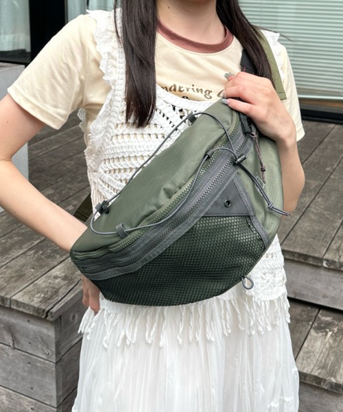 CLEA(クレア)の「メッシュボディバッグ(ボディバッグ/ウエストポーチ・レディース・グレー/ライトグレー/カーキ/ブラック・FREE)」の4枚目の写真