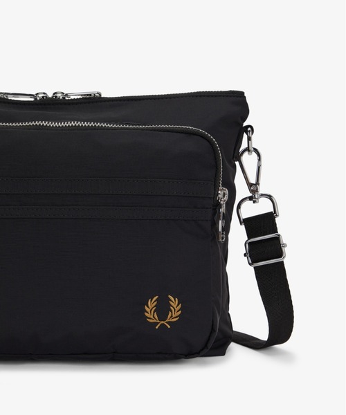 FRED PERRY(フレッドペリー)の「Brentham Crossbody Bag/ブレンサムクロスボディバッグ(ショルダーバッグ・メンズ・ブラック・ONE SIZE)」の6枚目の写真