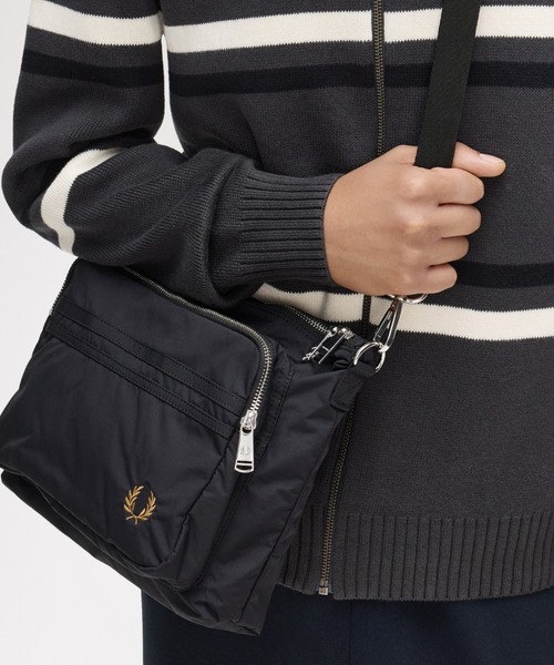 FRED PERRY(フレッドペリー)の「Brentham Crossbody Bag/ブレンサムクロスボディバッグ(ショルダーバッグ・メンズ・ブラック・ONE SIZE)」の4枚目の写真