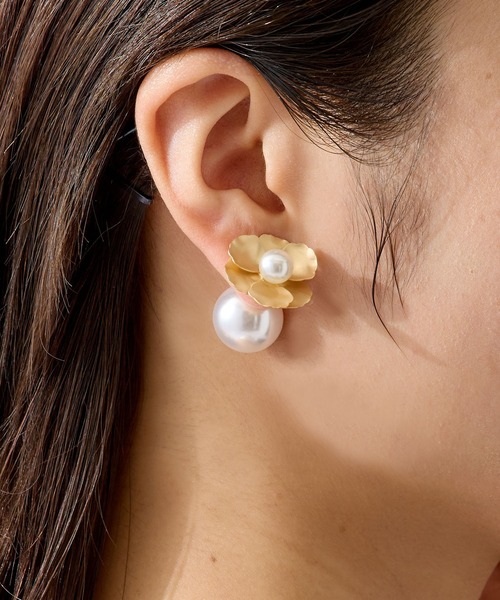 CALIN STANDARD(カリンスタンダード)の「◆◆金属アレルギー対応◆◆〈ecru〉パールキャッチ メタルフラワーピアス(ピアス(両耳用)・レディース・ゴールド・FREE)」の1枚目の写真
