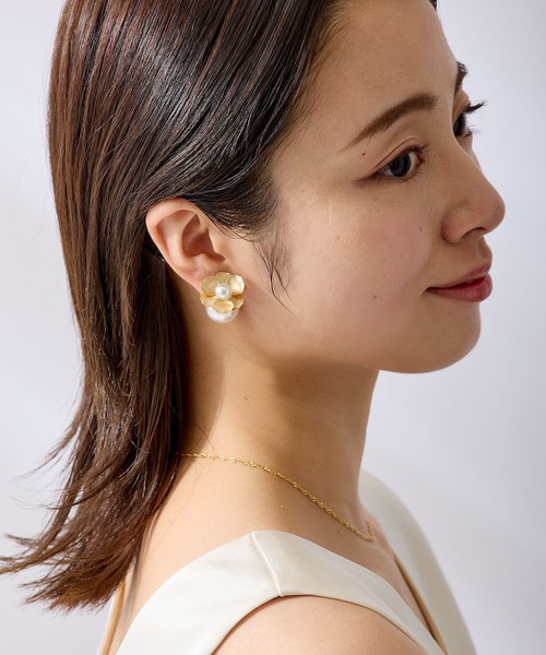 CALIN STANDARD(カリンスタンダード)の「◆◆金属アレルギー対応◆◆〈ecru〉パールキャッチ メタルフラワーピアス(ピアス(両耳用)・レディース・ゴールド・FREE)」の11枚目の写真