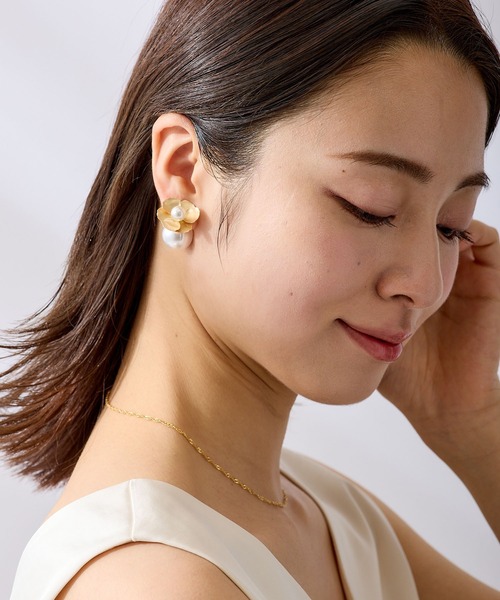CALIN STANDARD(カリンスタンダード)の「◆◆金属アレルギー対応◆◆〈ecru〉パールキャッチ メタルフラワーピアス(ピアス(両耳用)・レディース・ゴールド・FREE)」の12枚目の写真