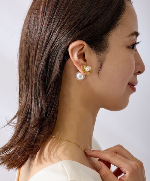 CALIN STANDARD(カリンスタンダード)の「◆◆金属アレルギー対応◆◆〈ecru〉パールキャッチ メタルフラワーピアス(ピアス(両耳用)・レディース・ゴールド・FREE)」の13枚目の写真