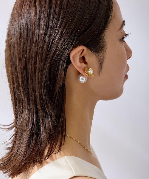 CALIN STANDARD(カリンスタンダード)の「◆◆金属アレルギー対応◆◆〈ecru〉パールキャッチ メタルフラワーピアス(ピアス(両耳用)・レディース・ゴールド・FREE)」の5枚目の写真