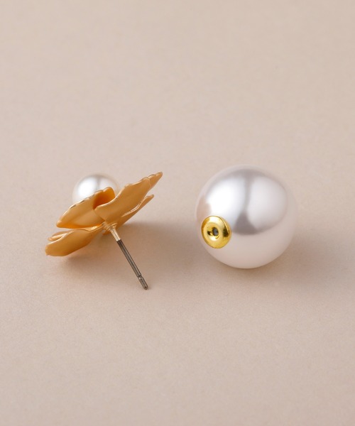 CALIN STANDARD(カリンスタンダード)の「◆◆金属アレルギー対応◆◆〈ecru〉パールキャッチ メタルフラワーピアス(ピアス(両耳用)・レディース・ゴールド・FREE)」の6枚目の写真