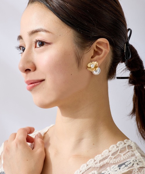CALIN STANDARD(カリンスタンダード)の「◆◆金属アレルギー対応◆◆〈ecru〉パールキャッチ メタルフラワーピアス(ピアス(両耳用)・レディース・ゴールド・FREE)」の7枚目の写真