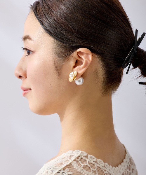 CALIN STANDARD(カリンスタンダード)の「◆◆金属アレルギー対応◆◆〈ecru〉パールキャッチ メタルフラワーピアス(ピアス(両耳用)・レディース・ゴールド・FREE)」の8枚目の写真