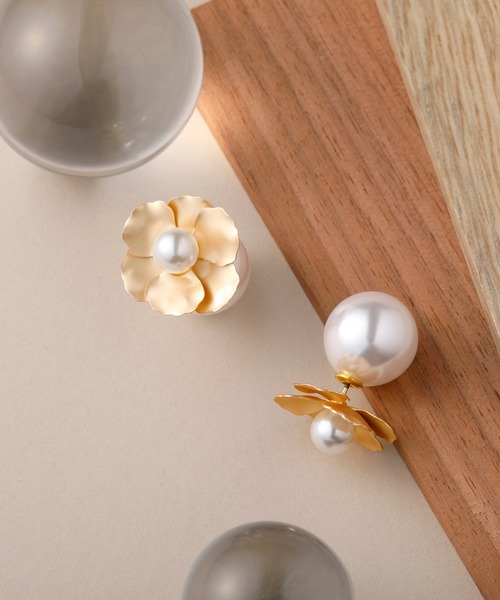 CALIN STANDARD(カリンスタンダード)の「◆◆金属アレルギー対応◆◆〈ecru〉パールキャッチ メタルフラワーピアス(ピアス(両耳用)・レディース・ゴールド・FREE)」の2枚目の写真