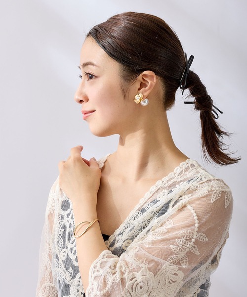 CALIN STANDARD(カリンスタンダード)の「◆◆金属アレルギー対応◆◆〈ecru〉パールキャッチ メタルフラワーピアス(ピアス(両耳用)・レディース・ゴールド・FREE)」の4枚目の写真