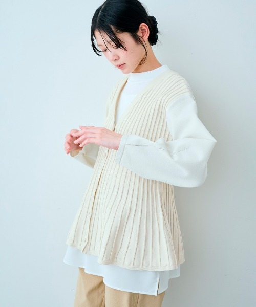 IEDIT(イディット)の「IEDIT バウンシーニット素材でスラリと美しい プリーツフレアーカーディガン(カーディガン/ボレロ・レディース・オフホワイト/ネイビー/ダークオレンジ・L/M/3L/LL)」の2枚目の写真
