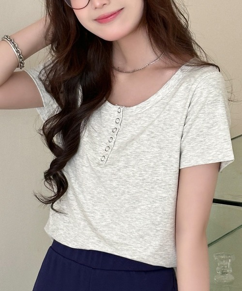 DAY CLOSET(デイ クローゼット)の「【襟ぐり広め】半袖 ヘンリーネック スナップボタン Tシャツ レディース(Tシャツ/カットソー・レディース・オートミール/ブラック・FREE)」の8枚目の写真