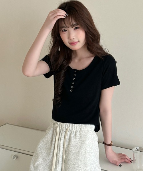 DAY CLOSET(デイ クローゼット)の「【襟ぐり広め】半袖 ヘンリーネック スナップボタン Tシャツ レディース(Tシャツ/カットソー・レディース・オートミール/ブラック・FREE)」の5枚目の写真