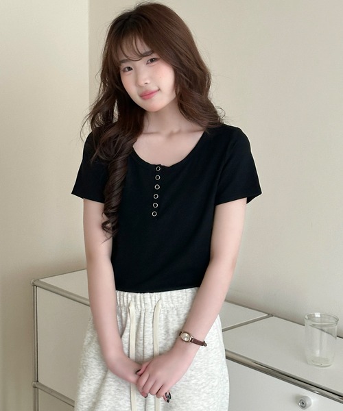 DAY CLOSET(デイ クローゼット)の「【襟ぐり広め】半袖 ヘンリーネック スナップボタン Tシャツ レディース(Tシャツ/カットソー・レディース・オートミール/ブラック・FREE)」の6枚目の写真