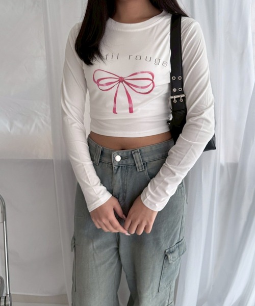 etta(エタ)の「レッドリボン×ロゴショート丈ロンT/長袖Tシャツ(Tシャツ/カットソー・レディース・ホワイト・MEDIUM)」の1枚目の写真